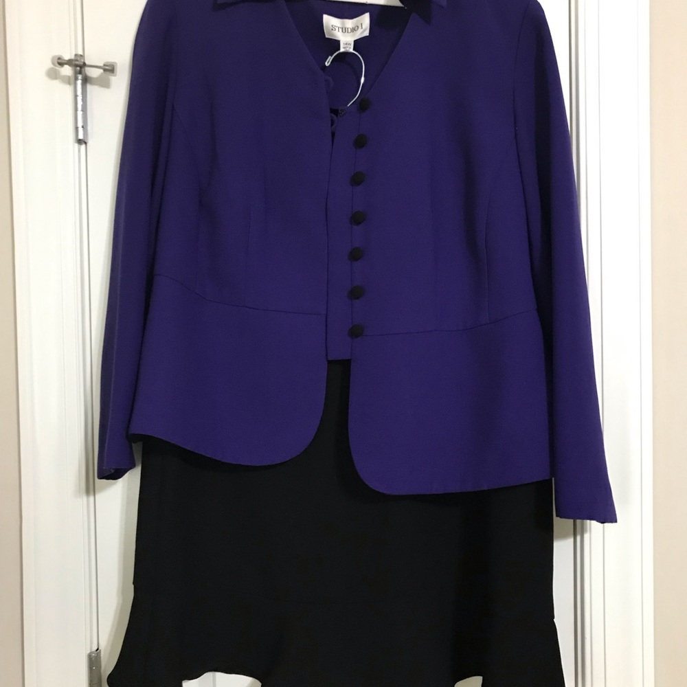 Ladies suit 14W